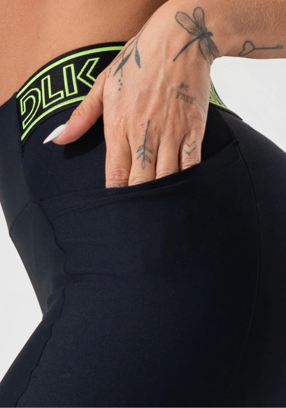 Legging fitness com bolso e elástico no cós - PRETO c/ NEON